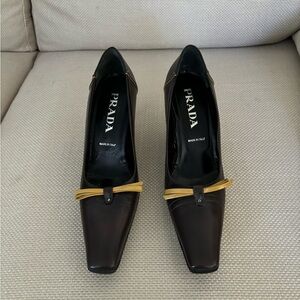 Never worn Vintage Prada Grey Leather pumps with Mustard bow and accents EU 38